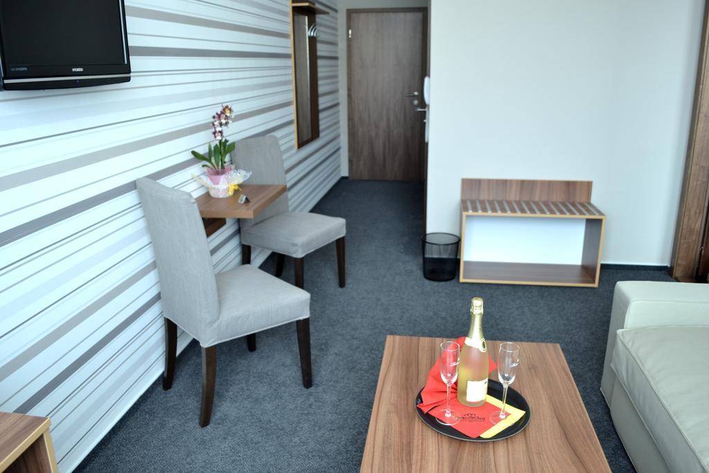 Arkada Hotel Bučovice Zewnętrze zdjęcie