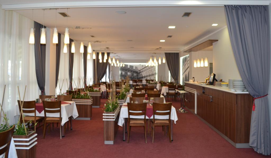 Arkada Hotel Bučovice Zewnętrze zdjęcie
