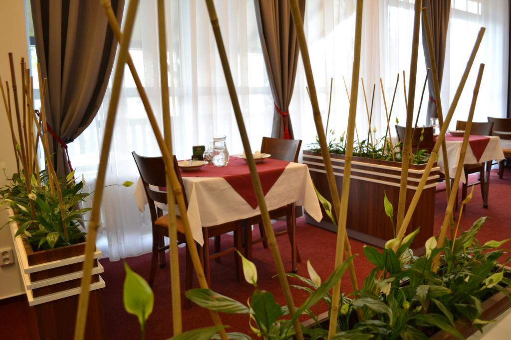 Arkada Hotel Bučovice Zewnętrze zdjęcie