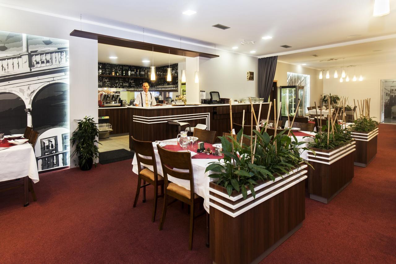 Arkada Hotel Bučovice Zewnętrze zdjęcie
